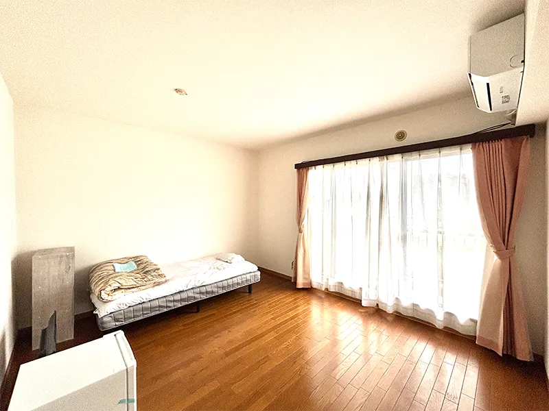 あたたかい光の差し込む角部屋