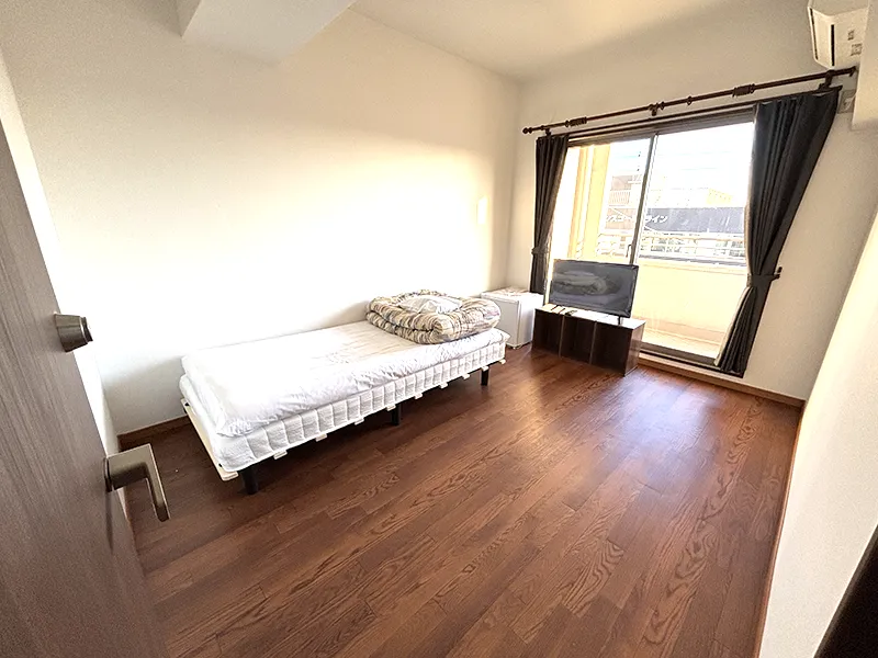 南向きの窓からのたっぷりとした光を取り込む明るい住み込み社員寮