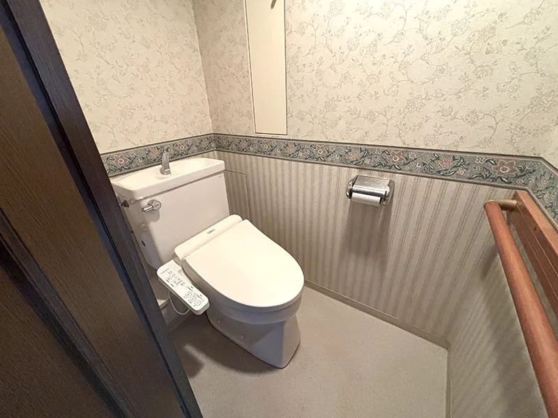 トイレは最新の温水洗浄つき